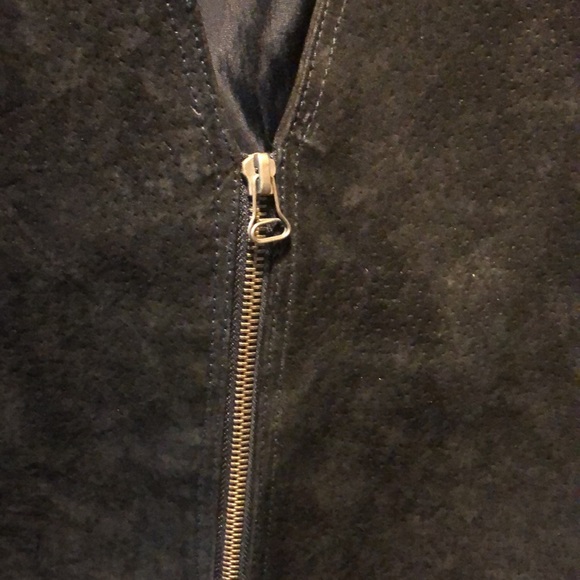 Leather vest with pockets and zipper. - Picture 4 of 6